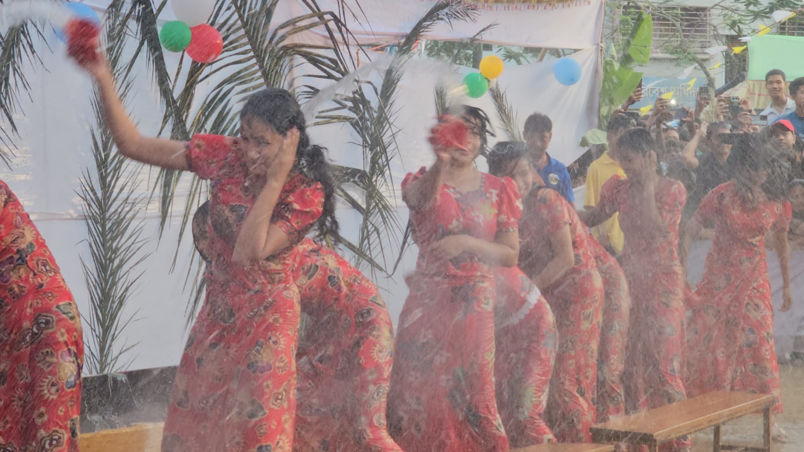 সাংগ্রাই উৎসবে জলকেলিতে মুখর তরুণ-তরুণীরা