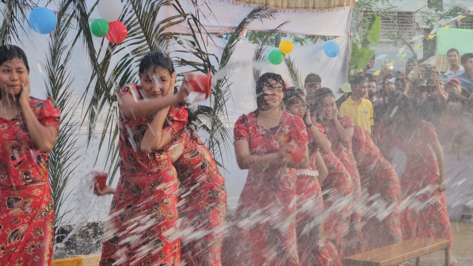 সাংগ্রাই উৎসবে জলকেলিতে মুখর তরুণ-তরুণীরা