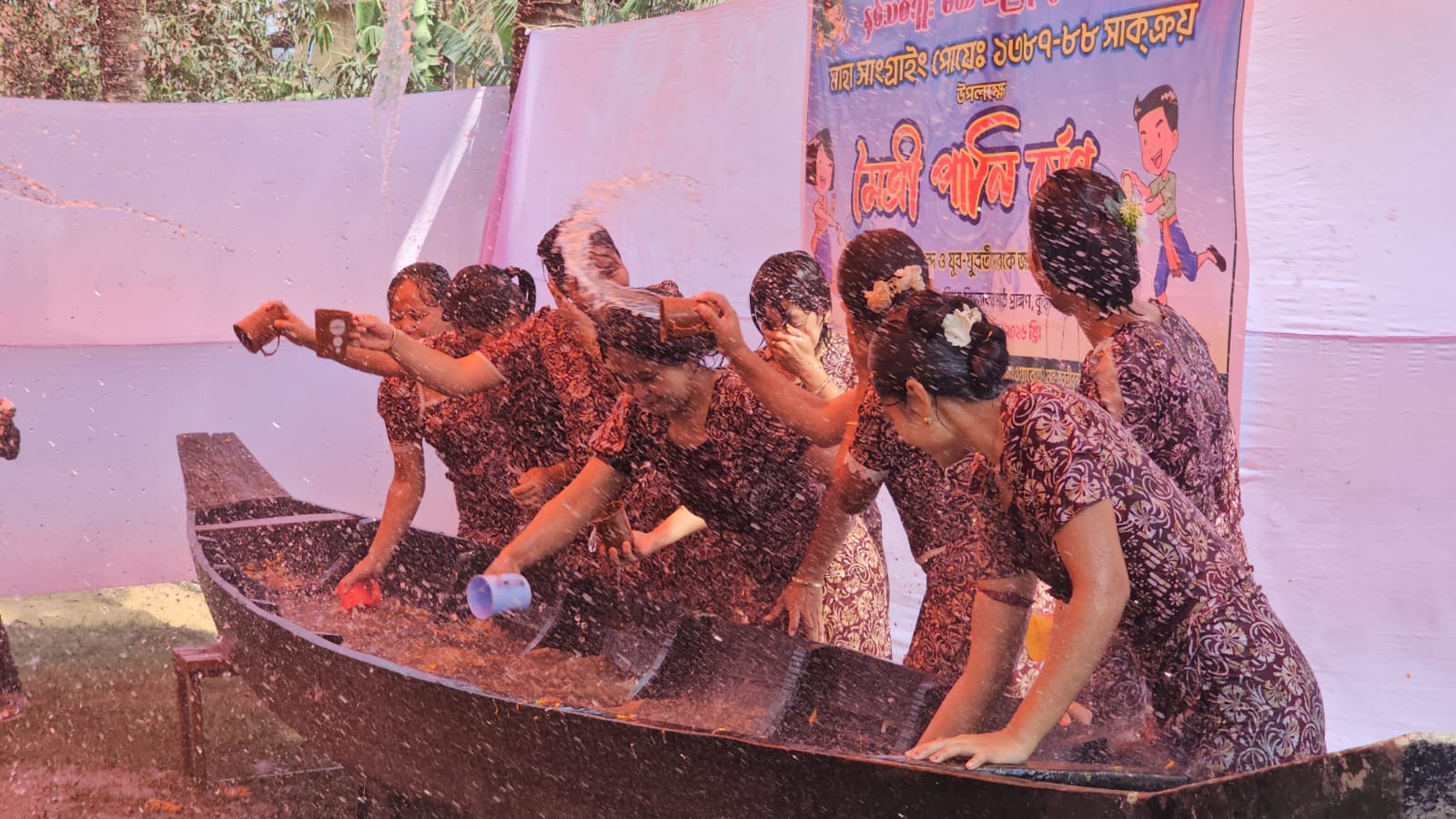 সাংগ্রাই উৎসবে জলকেলিতে মুখর তরুণ-তরুণীরা