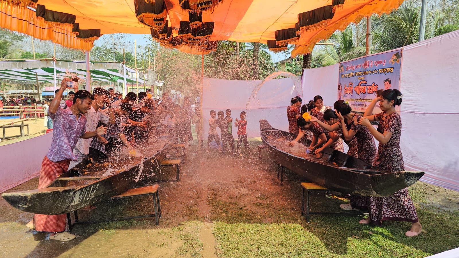 সাংগ্রাই উৎসবে জলকেলিতে মুখর তরুণ-তরুণীরা