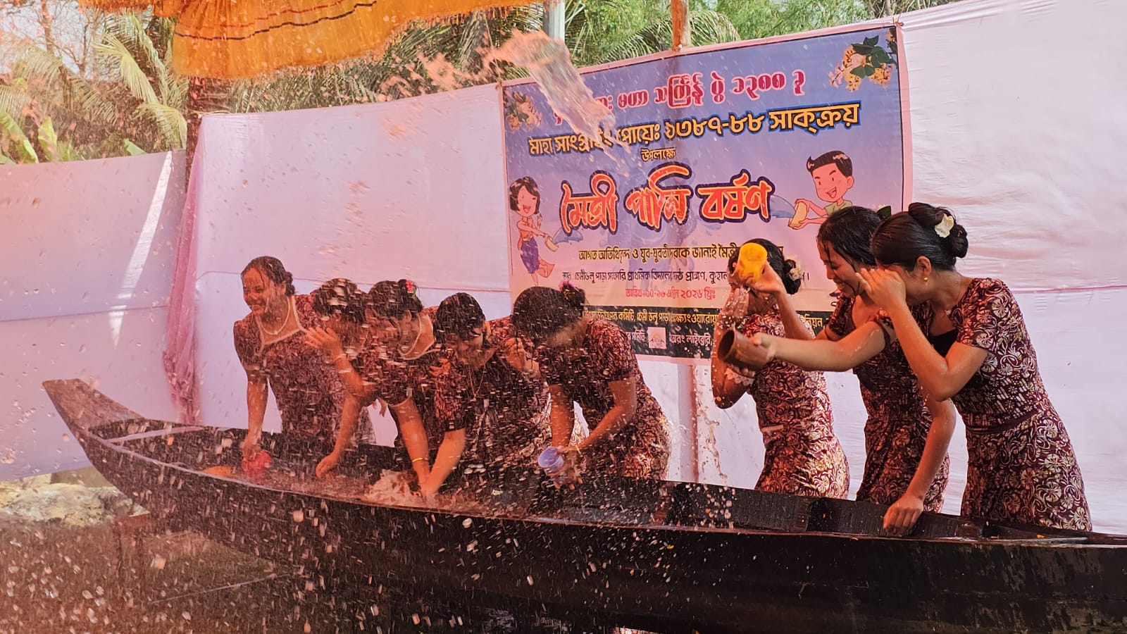 সাংগ্রাই উৎসবে জলকেলিতে মুখর তরুণ-তরুণীরা